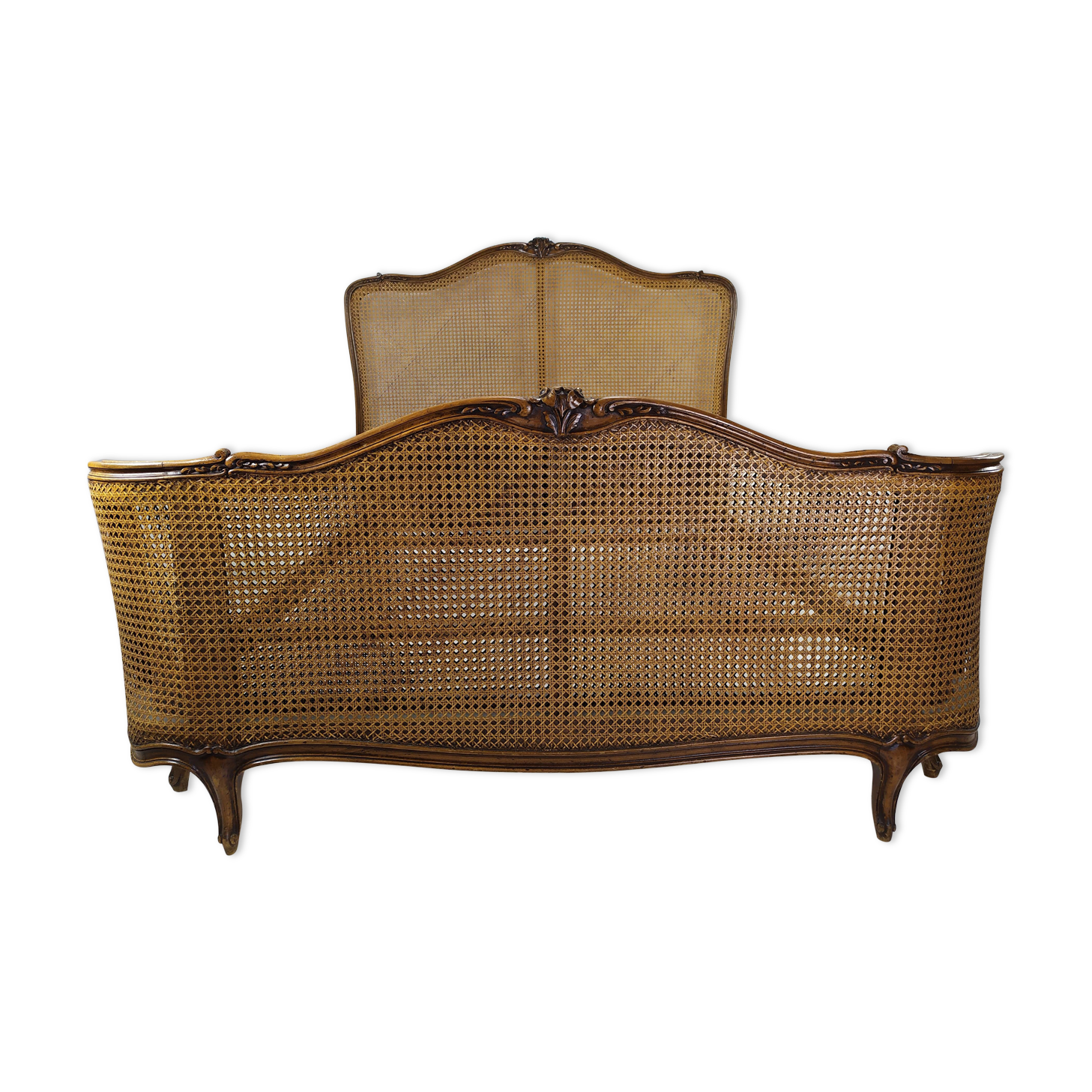 Vintage canned basket bed