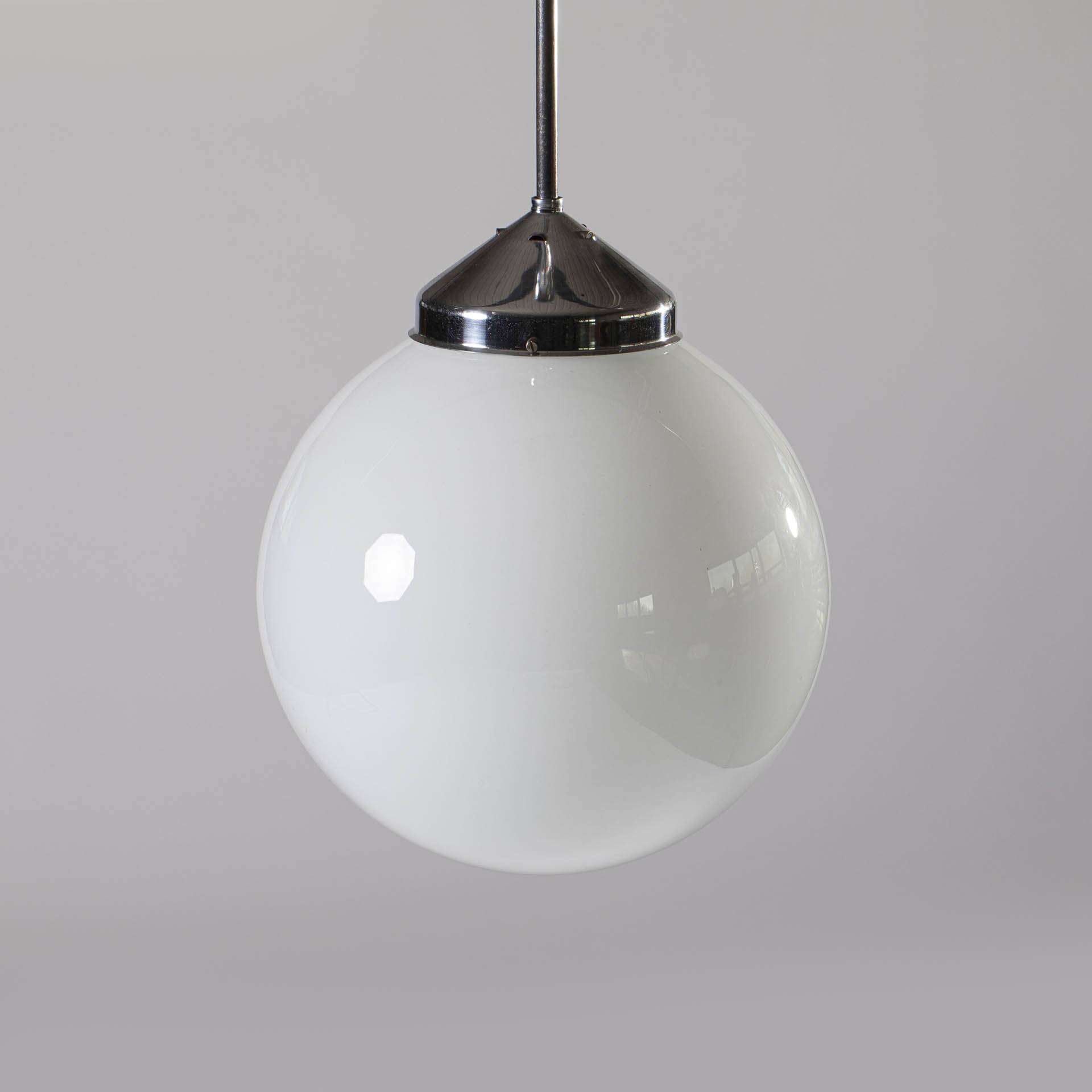 Lampe suspendue Bauhaus en verre opalin et chrome par Napako, années 1930