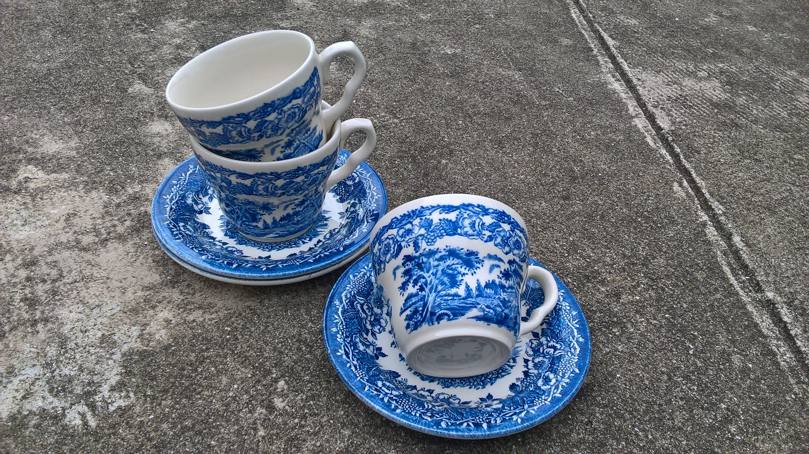 English Ironstone Tableware Ltd (EIT) "Kingswood" blue-white cups and saucers