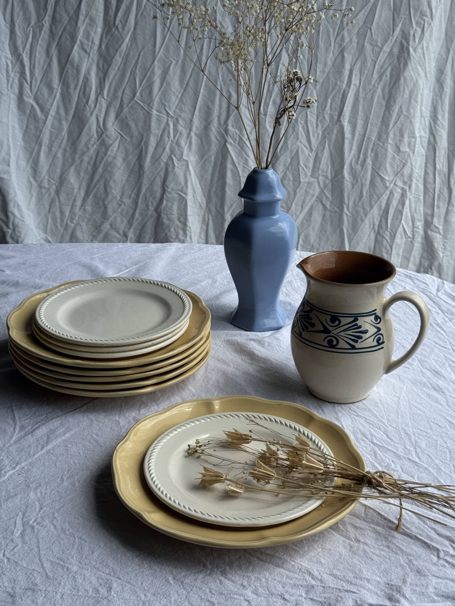 Pichet blanc vintage à frise végétale stylisée bleue H17,5