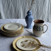 Pichet blanc vintage à frise végétale stylisée bleue H17,5