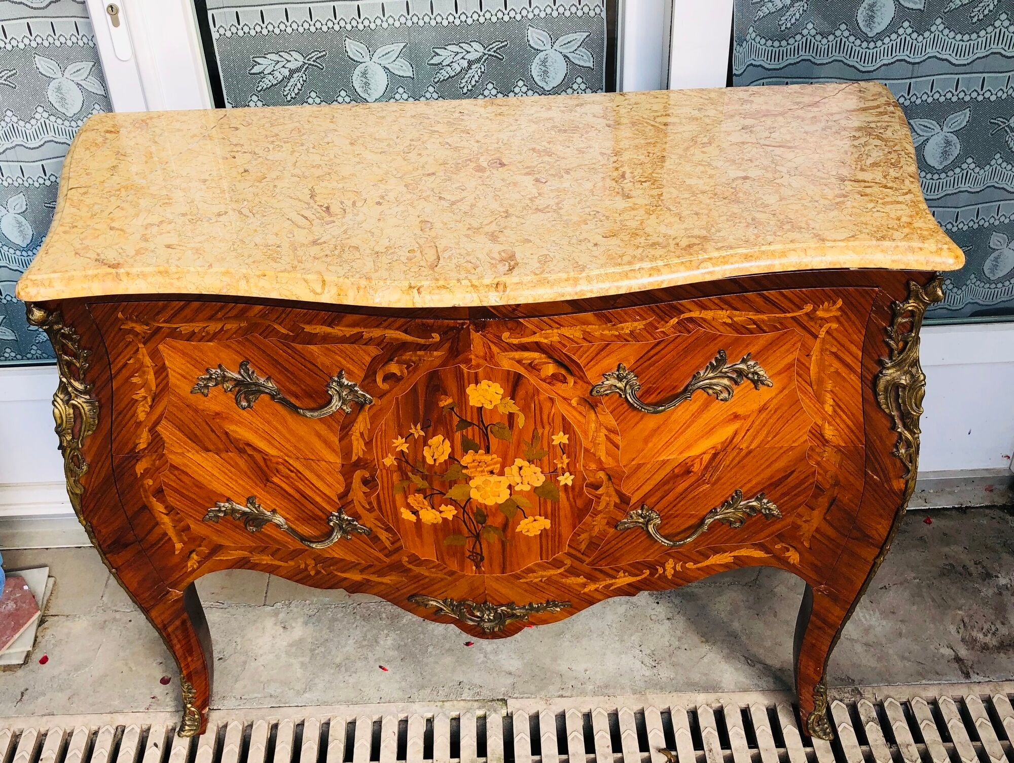 Commode de style Louis XV en marqueterie
