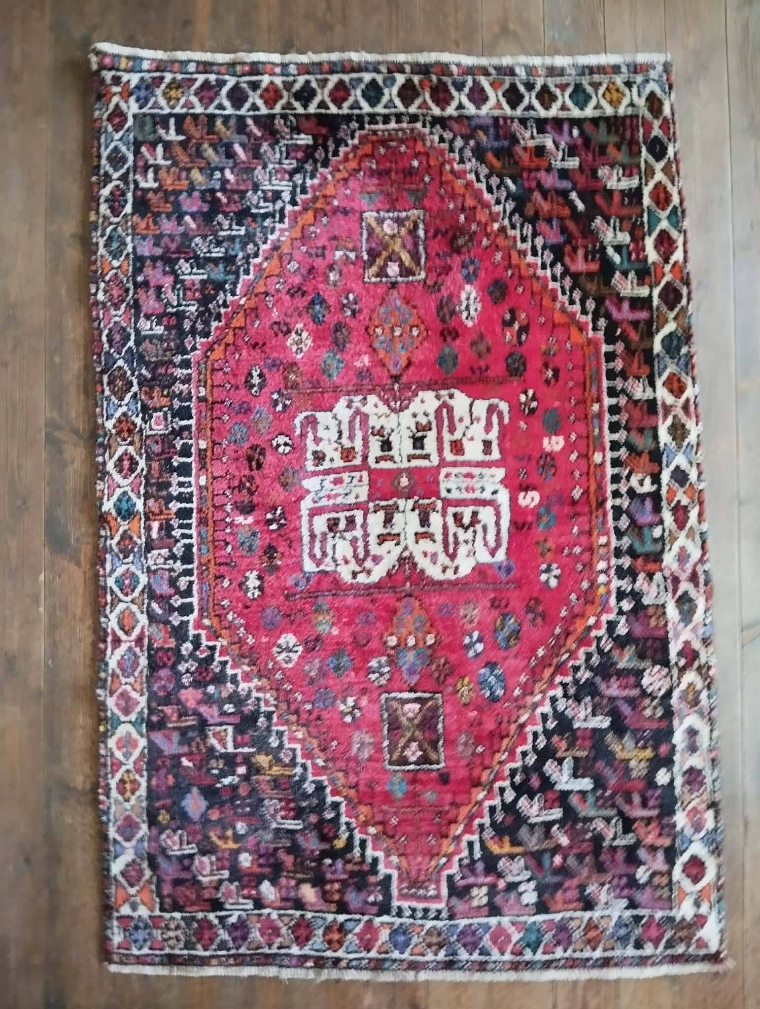 Handmade Persian Shiraz rug 168x111cm