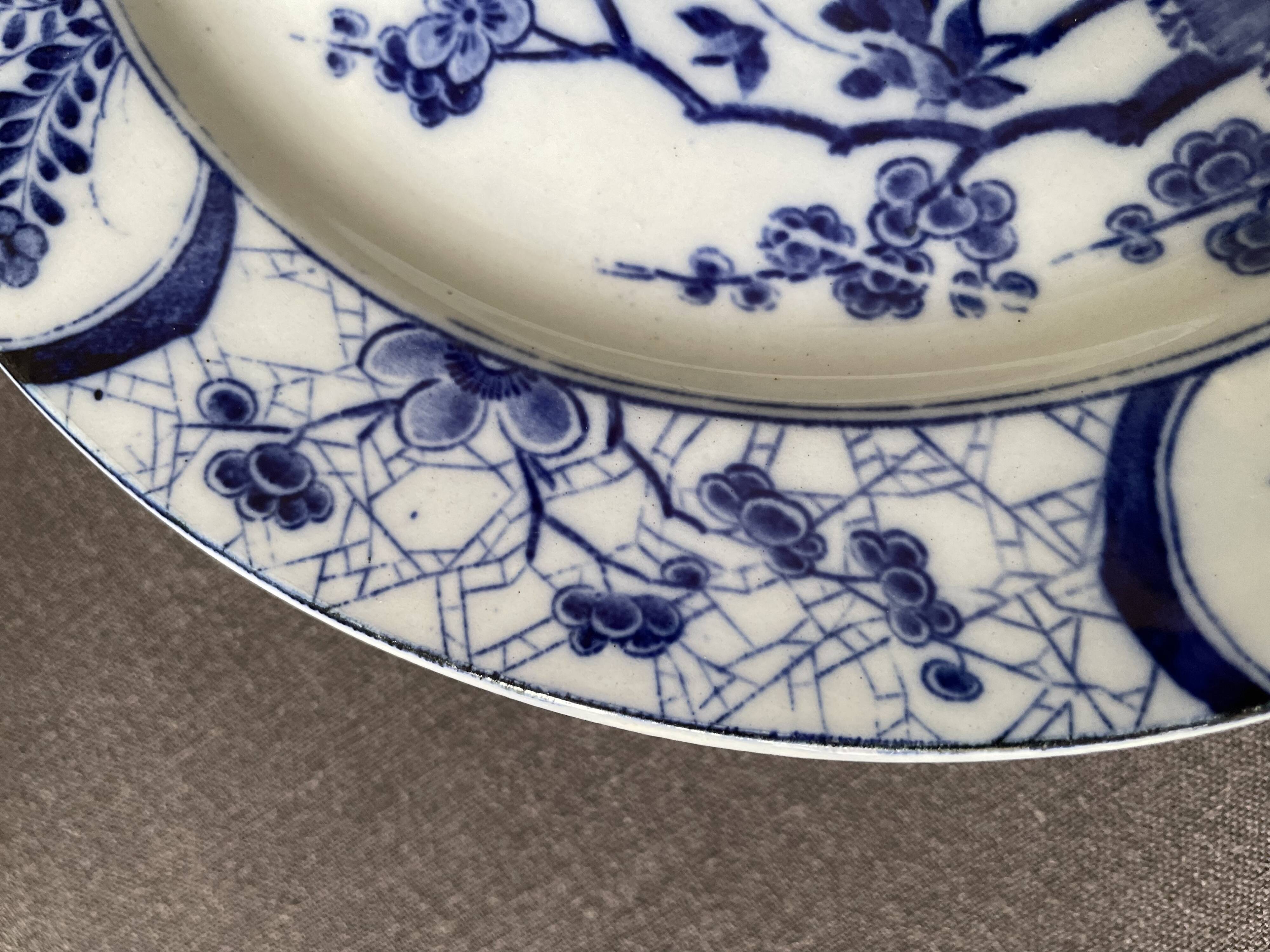 Assiette sur piédouche en faïence bleue et blanche Creil & Montereau, service "Japon", XIXème siècle
