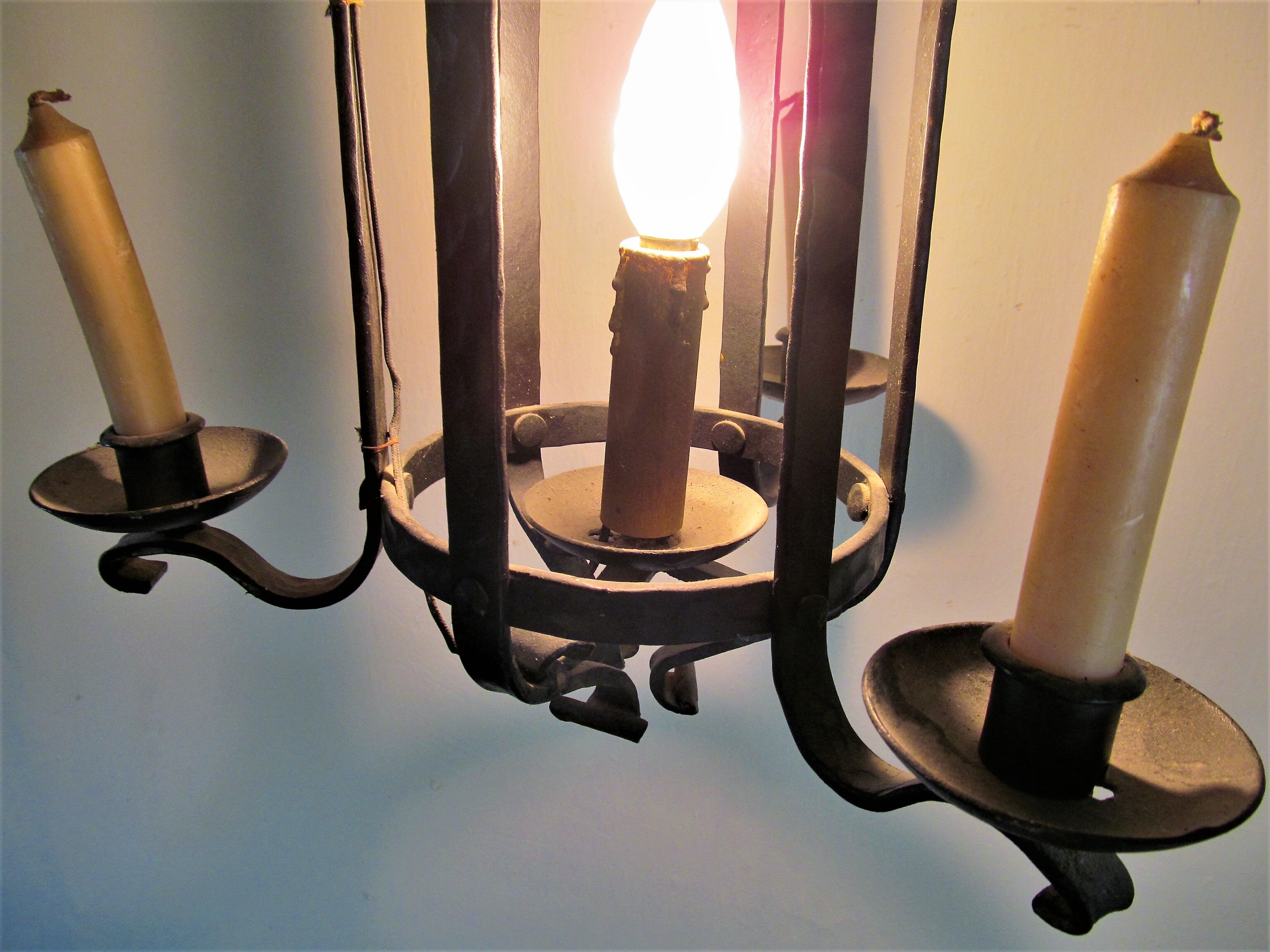 Lustre rond de château médiéval forgé à la main en France
