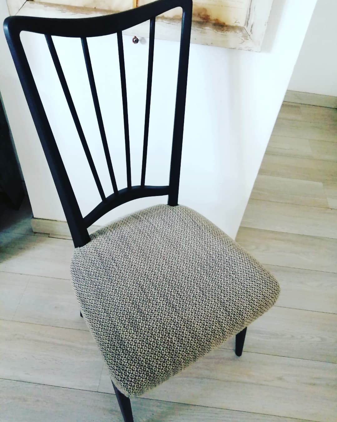 Lot 2 chairs wood fabric