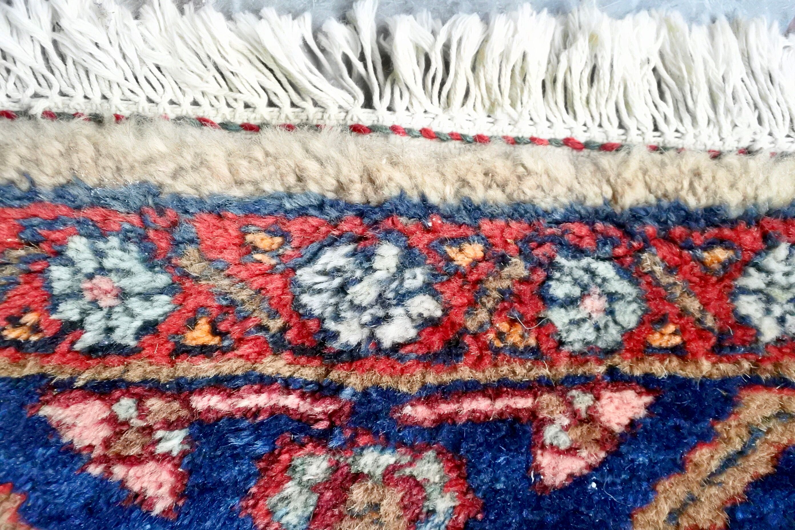 Spectacular hand-knotted Persian rug 245x137cm