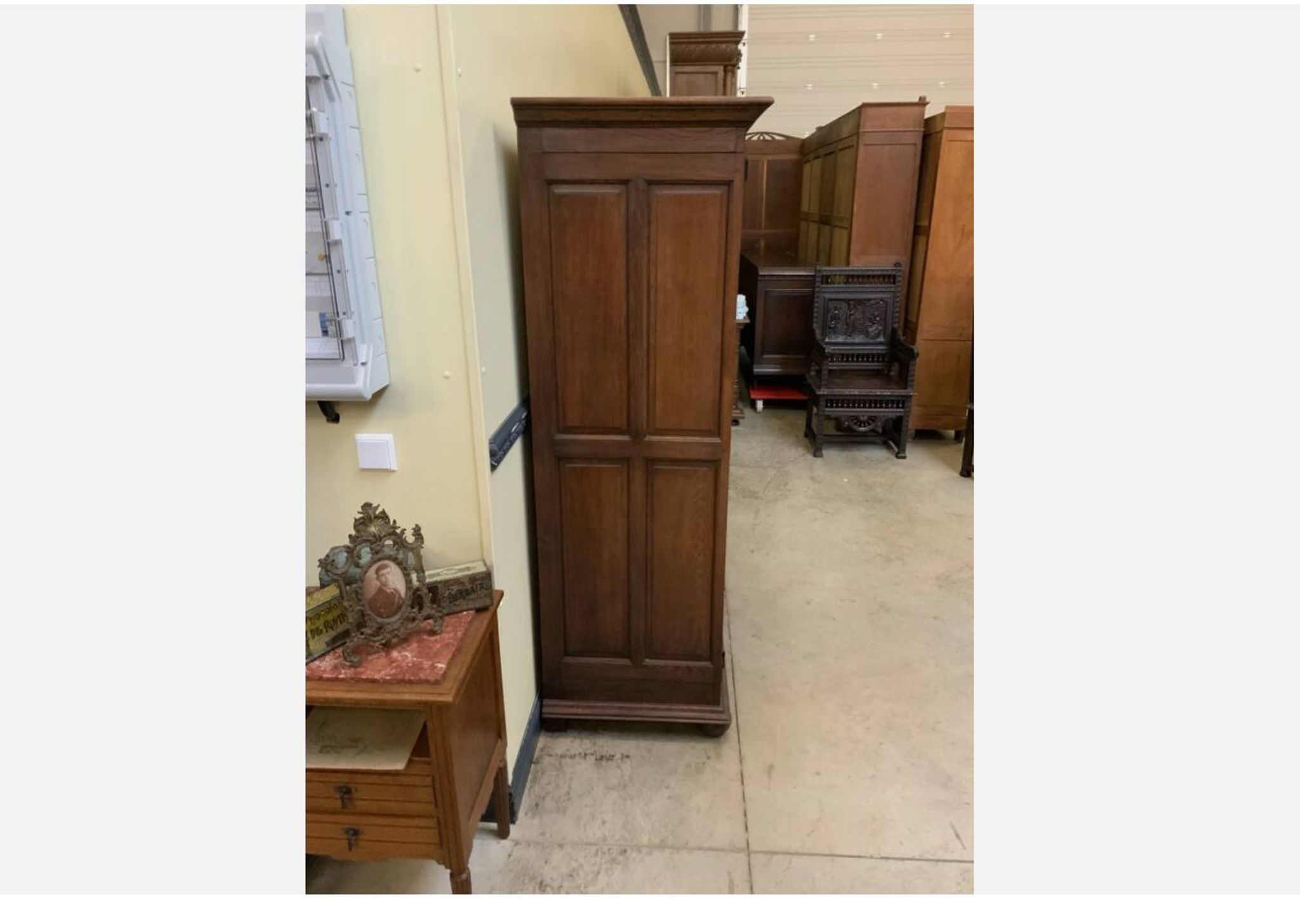 Armoire néogothique ancienne avec compartiment à linge