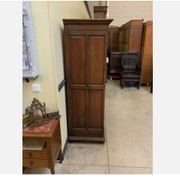 Armoire néogothique ancienne avec compartiment à linge