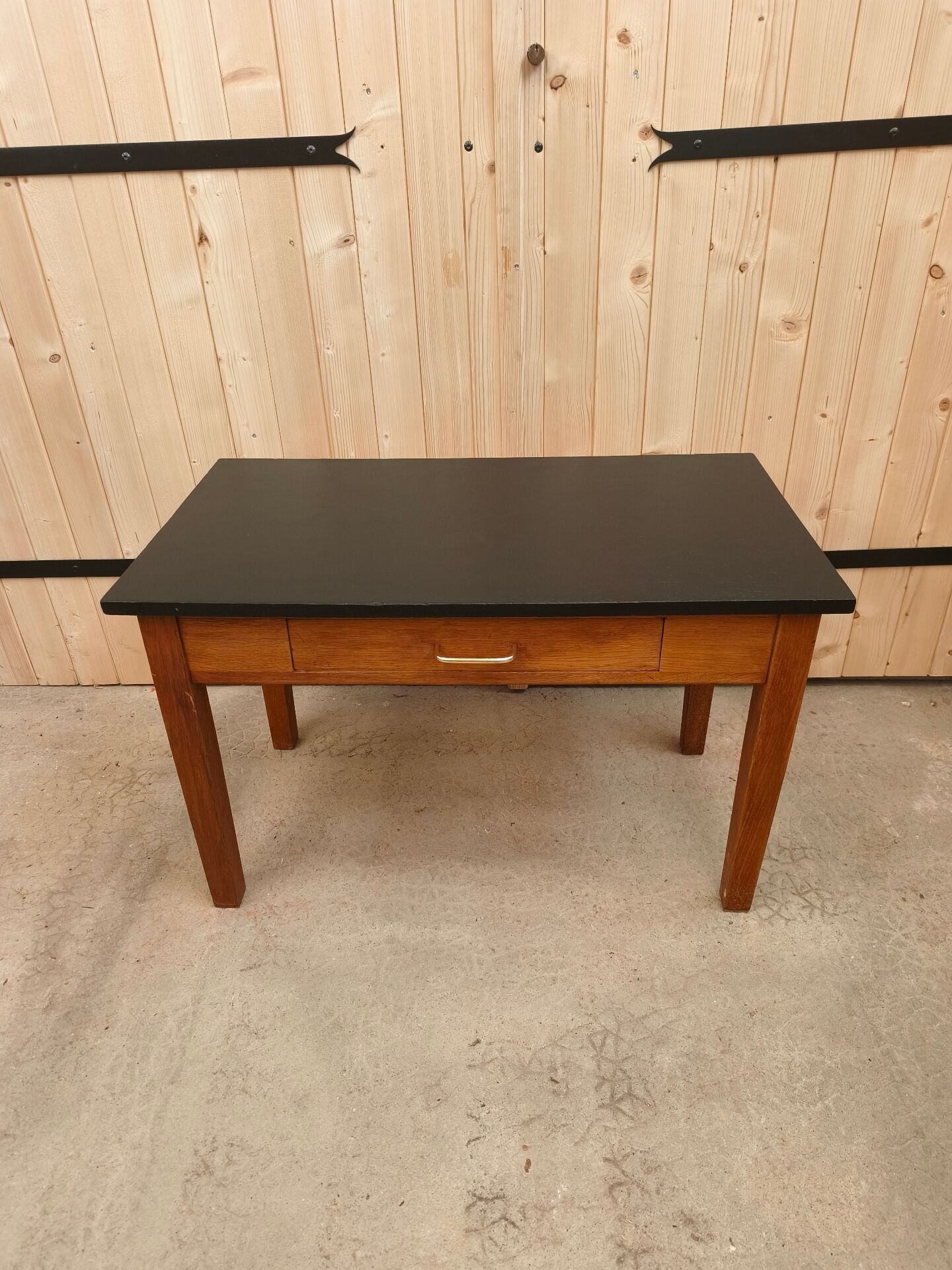 Table basse de ferme vintage - rénover plateau peint noir mat