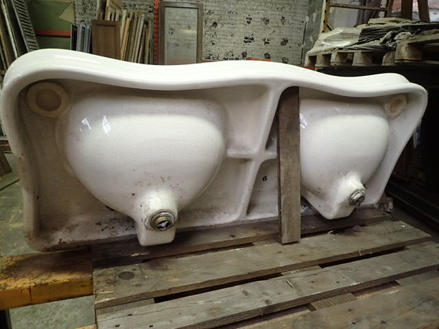Double sink on spindle feet