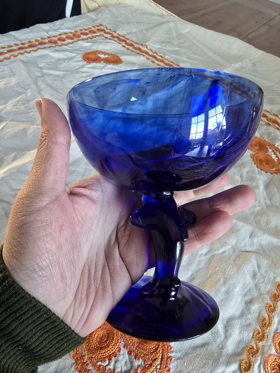 Coupe vintage La Rochère bleu cobalt sur pied