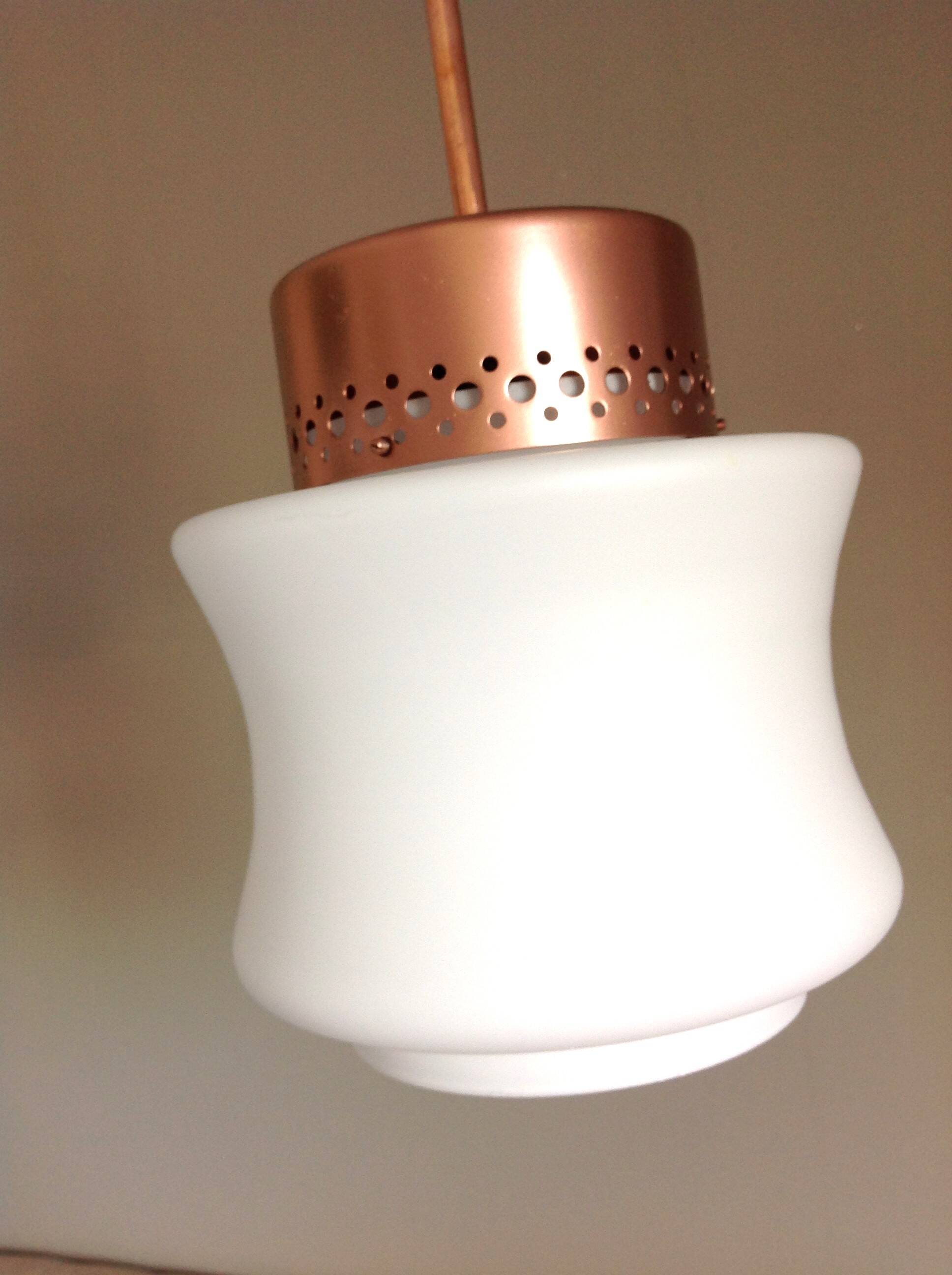 suspension en opaline blanche et metal cuivré, années 60-70