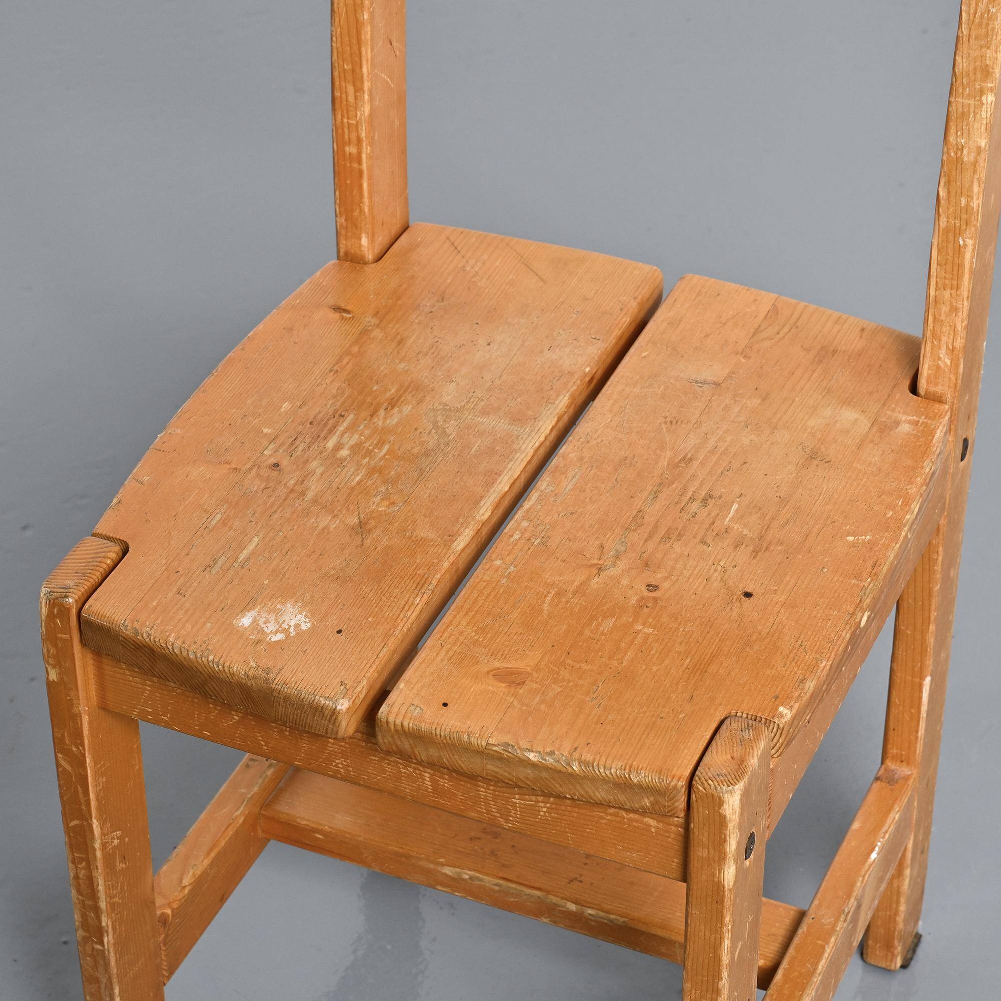 Suite de quatre chaises en pin, travail français, circa 1970