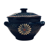 Soupière poterie alsacienne décorée de motifs fleurs blanches et arabesques vertes