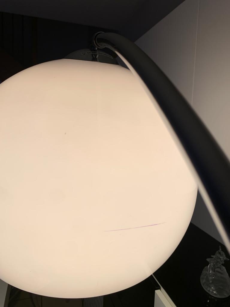 Lampadaire arc blanc et argenté en métal et marbre
