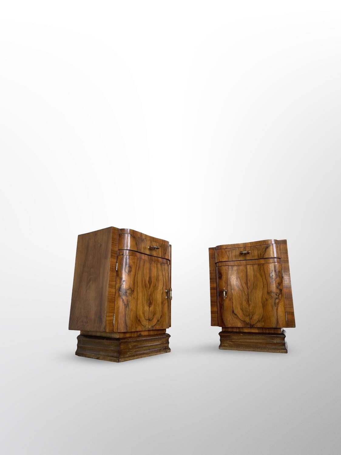 Tables de chevet Art déco italiennes en ronce de noyer, années 1930.