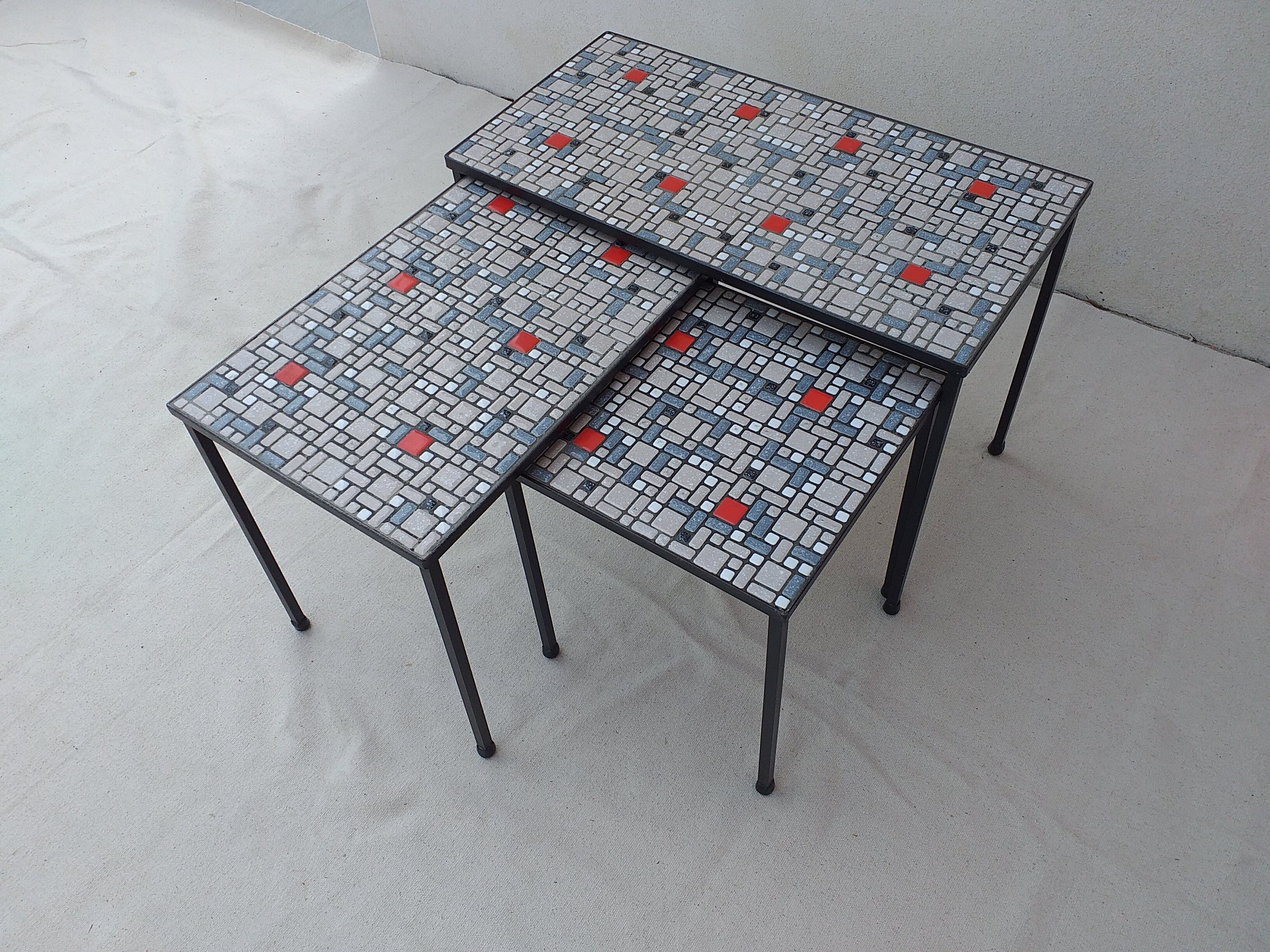 Pull-out tables  modernist ceramic