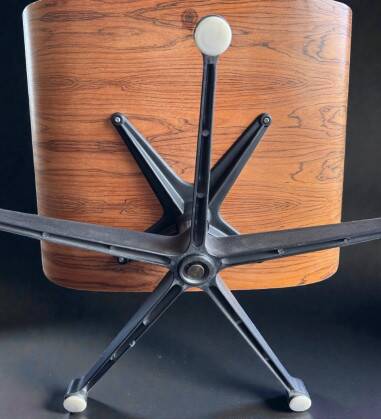 Charles and Ray Eames & Mobilier International - Lounge Chair and its Ottoman, white leather