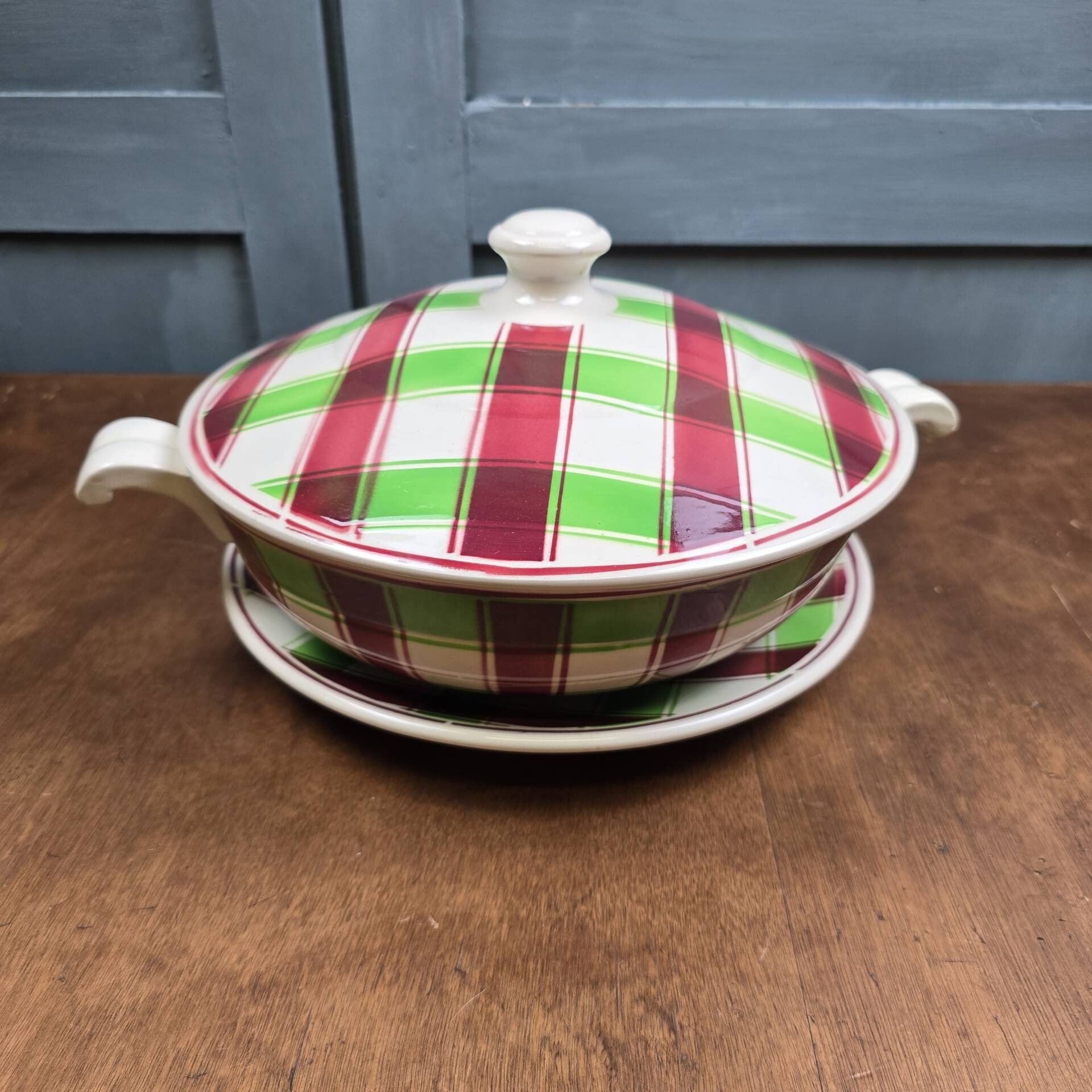 Soup tureen and dish set from Sarreguemines and Digoin, Sousse model, Scottish decoration.