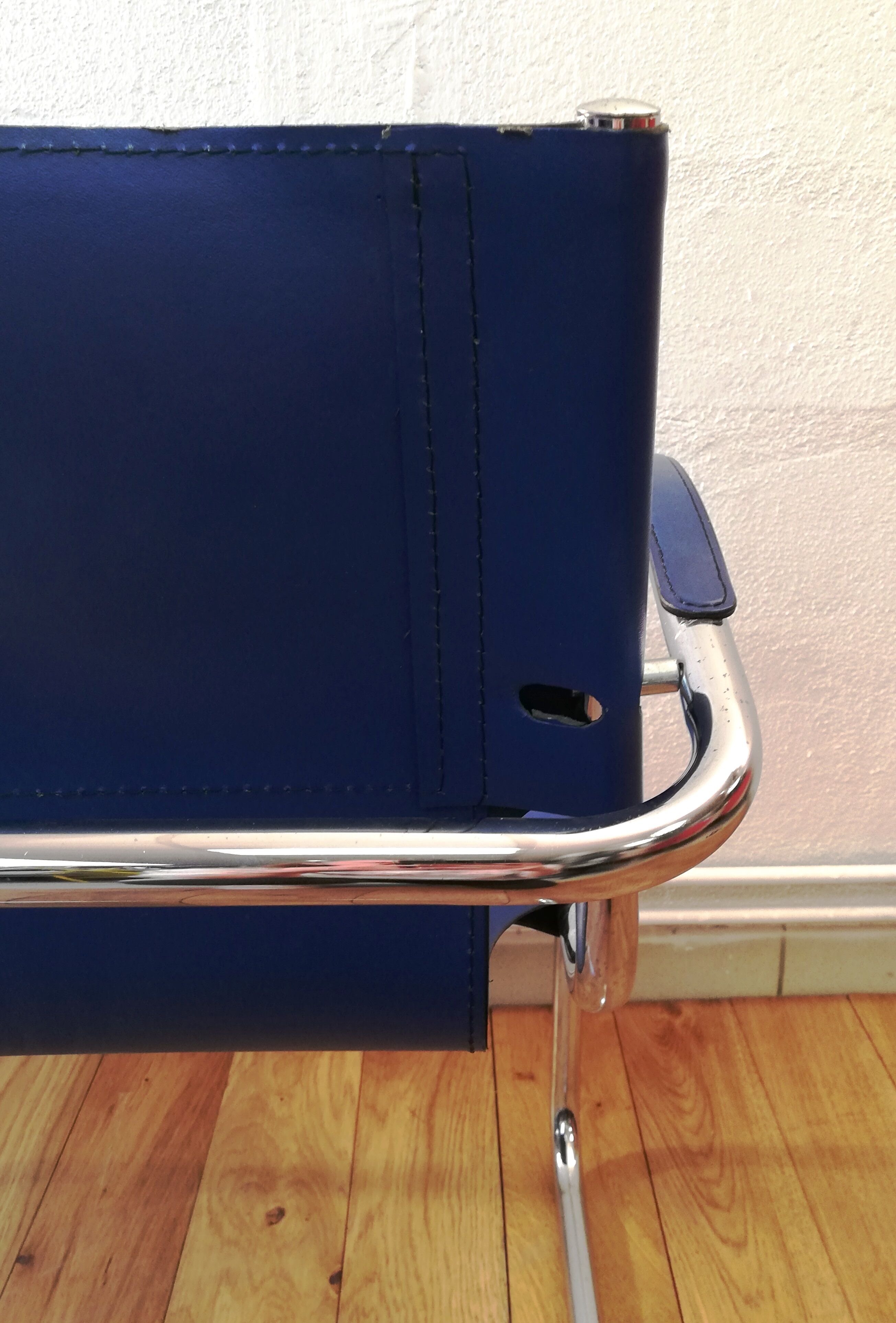 Chaise vintage cuir bleu roi
