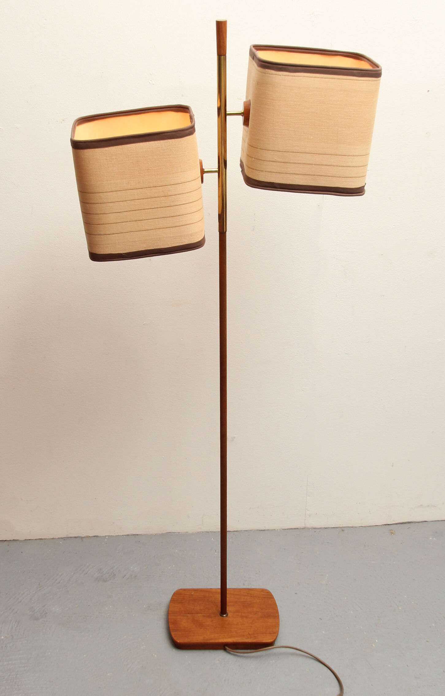 Lampadaire des années 1960 en teck et laiton