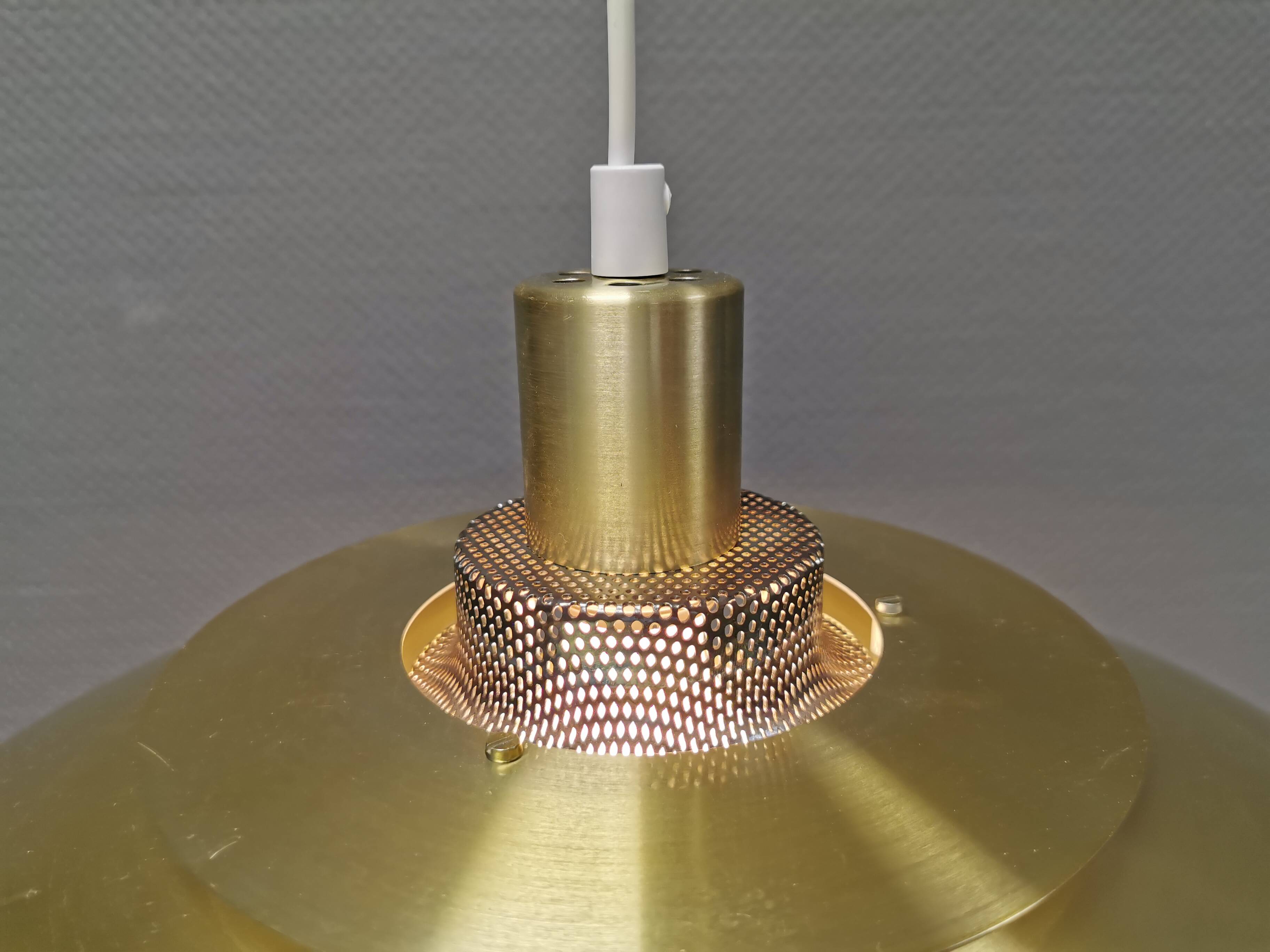 Lampe à suspension en aluminium laqué or de la marque danoise JEKA (fermée au début des années 90) modèle Opus 8037-H