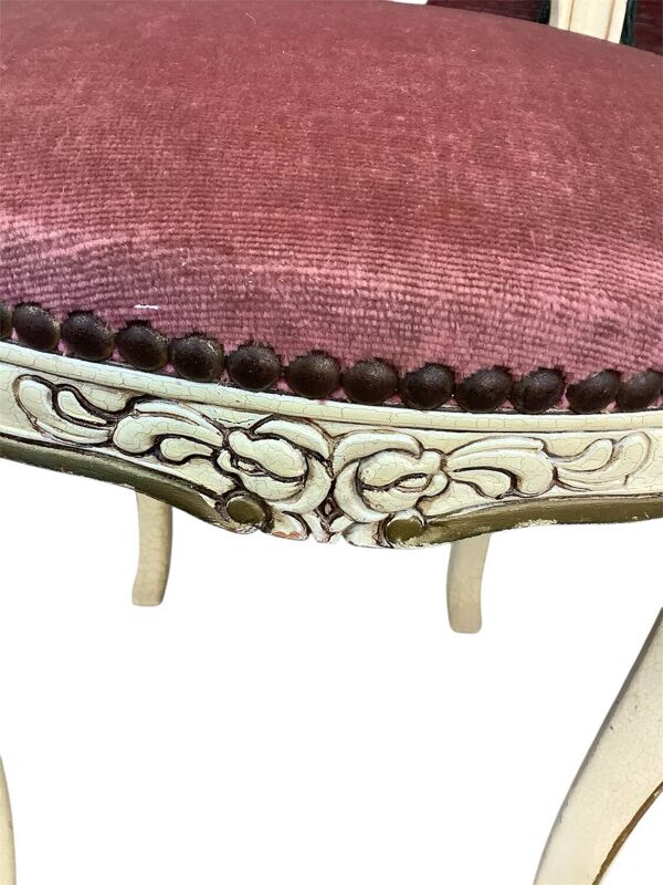 Chaise médaillon vintage – Bois patiné & velours rose poudré