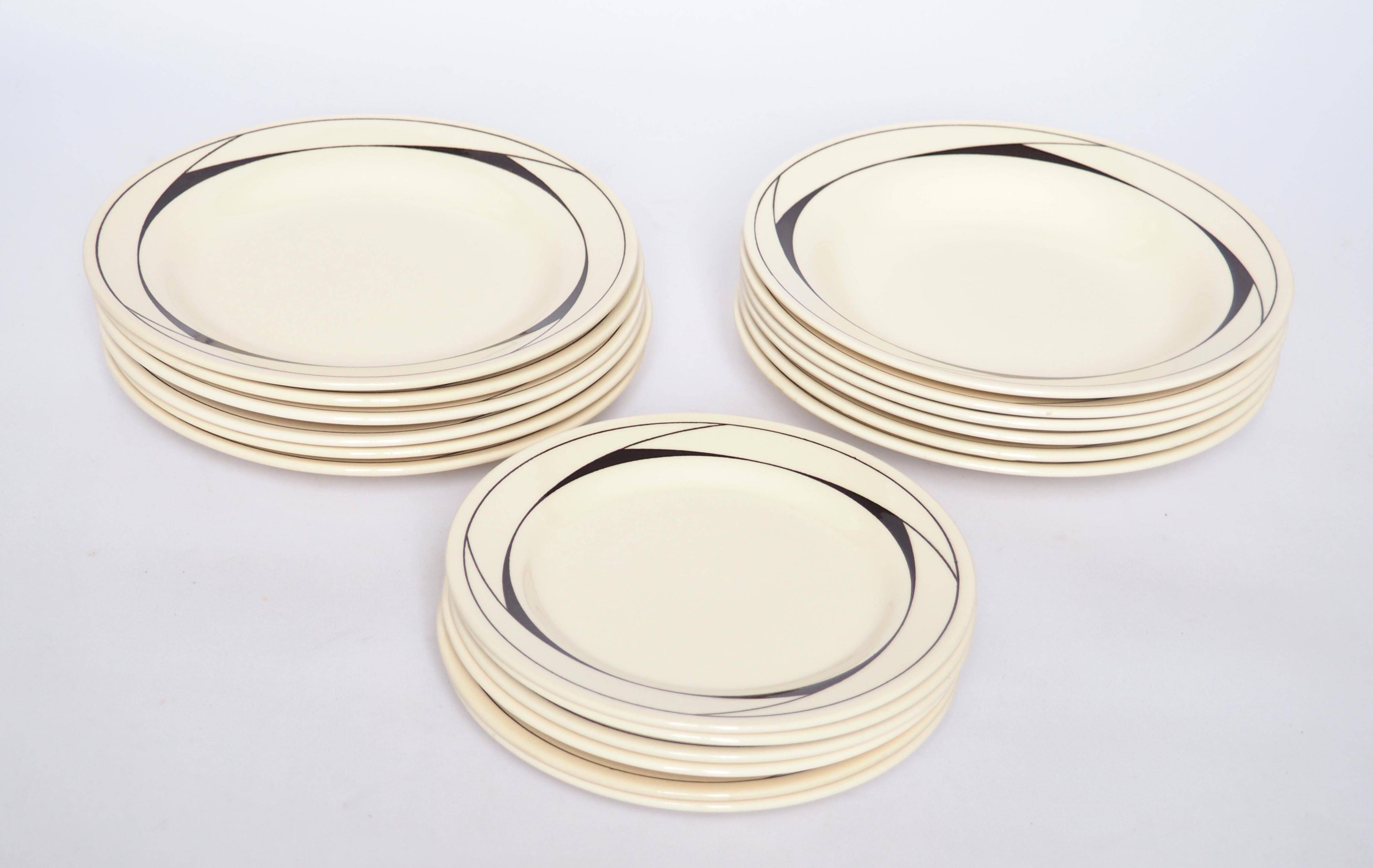 Lot 18 assiettes plates, creuses et dessert 1980