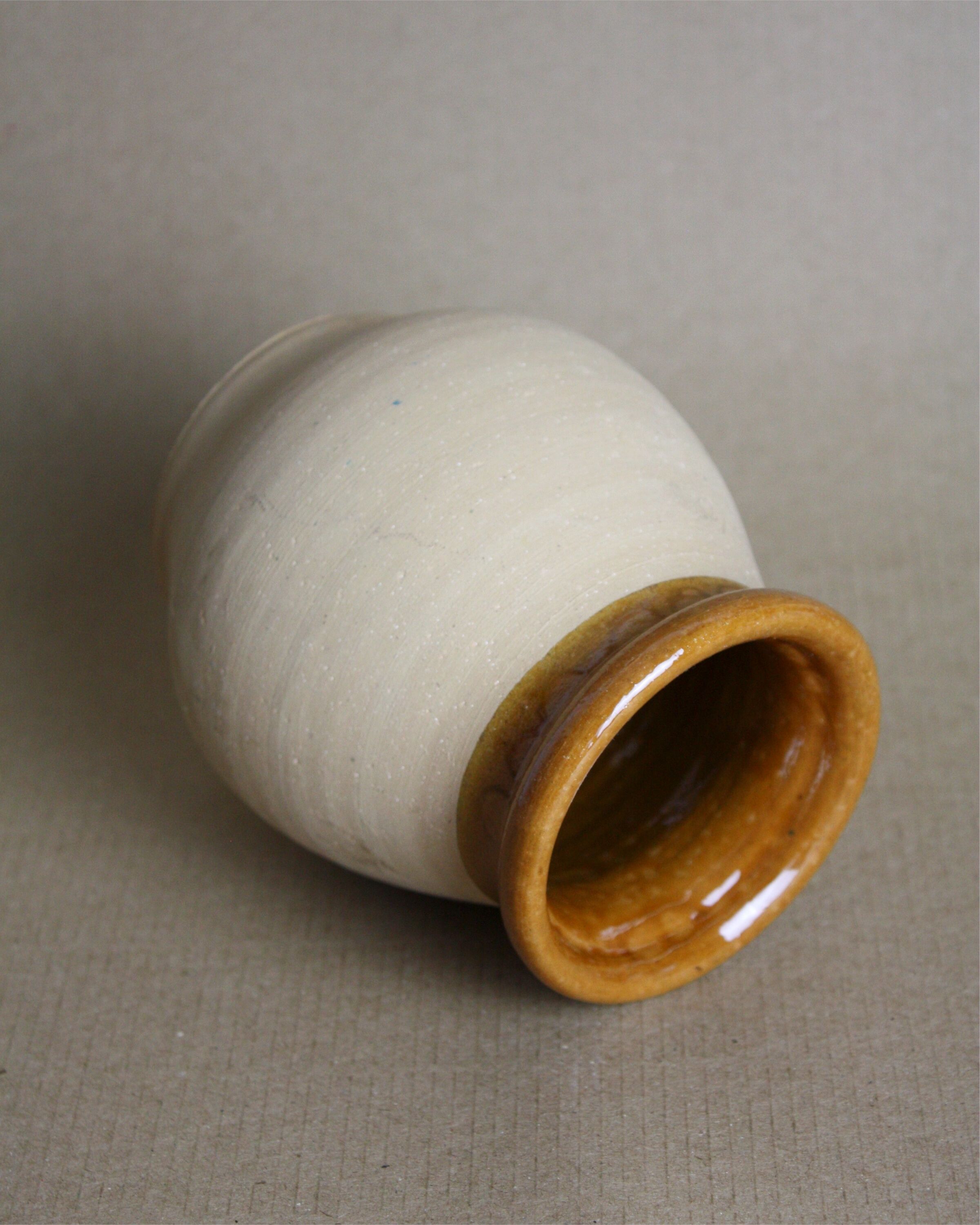 Two-tone sandstone pot
