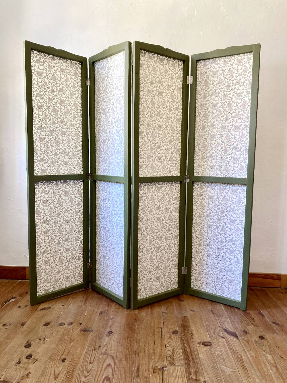 Antique 4-panel screen in pine, restored, "Grand Teint furniture" fabric.