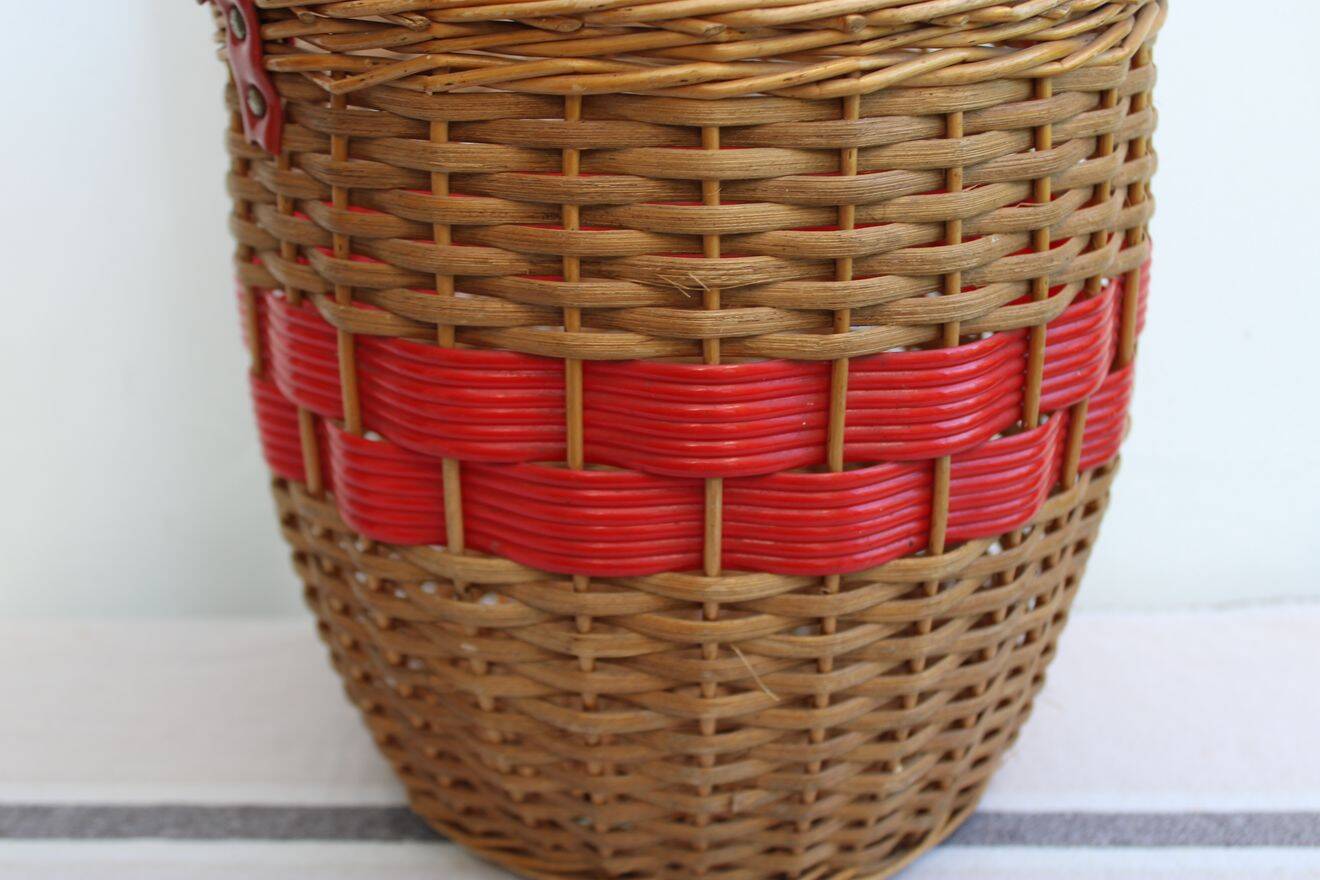Wicker basket and scoubidou