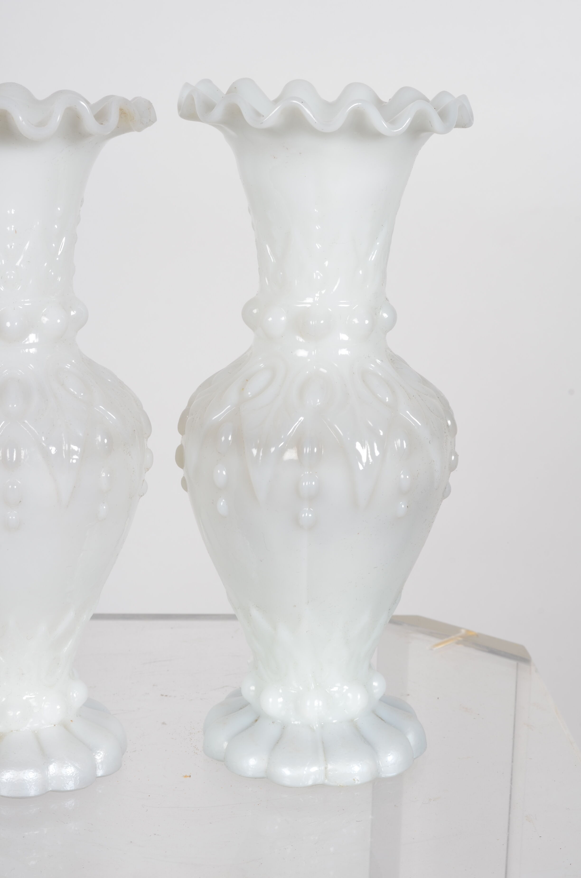 Vases baroques en opaline blanc