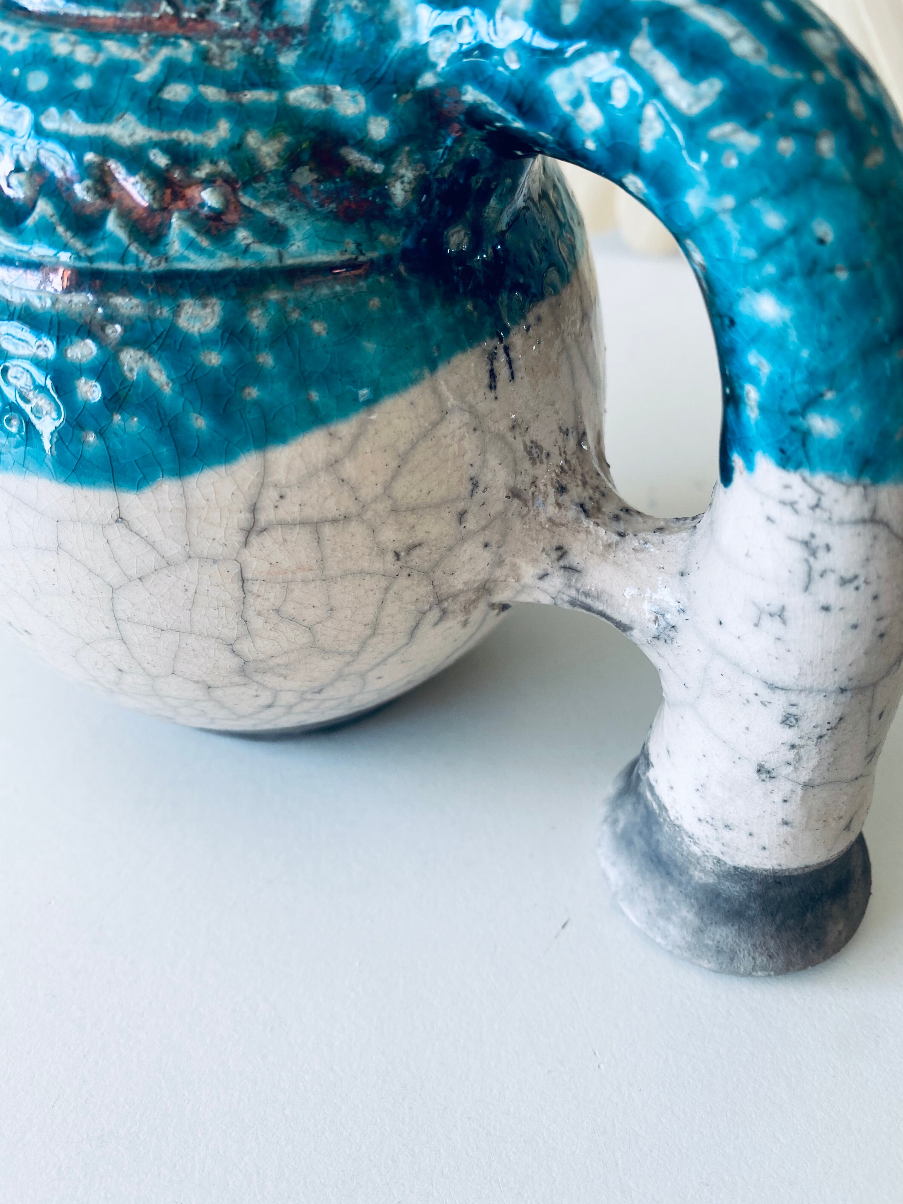Poterie en terre cuite émaillée bleu et crème