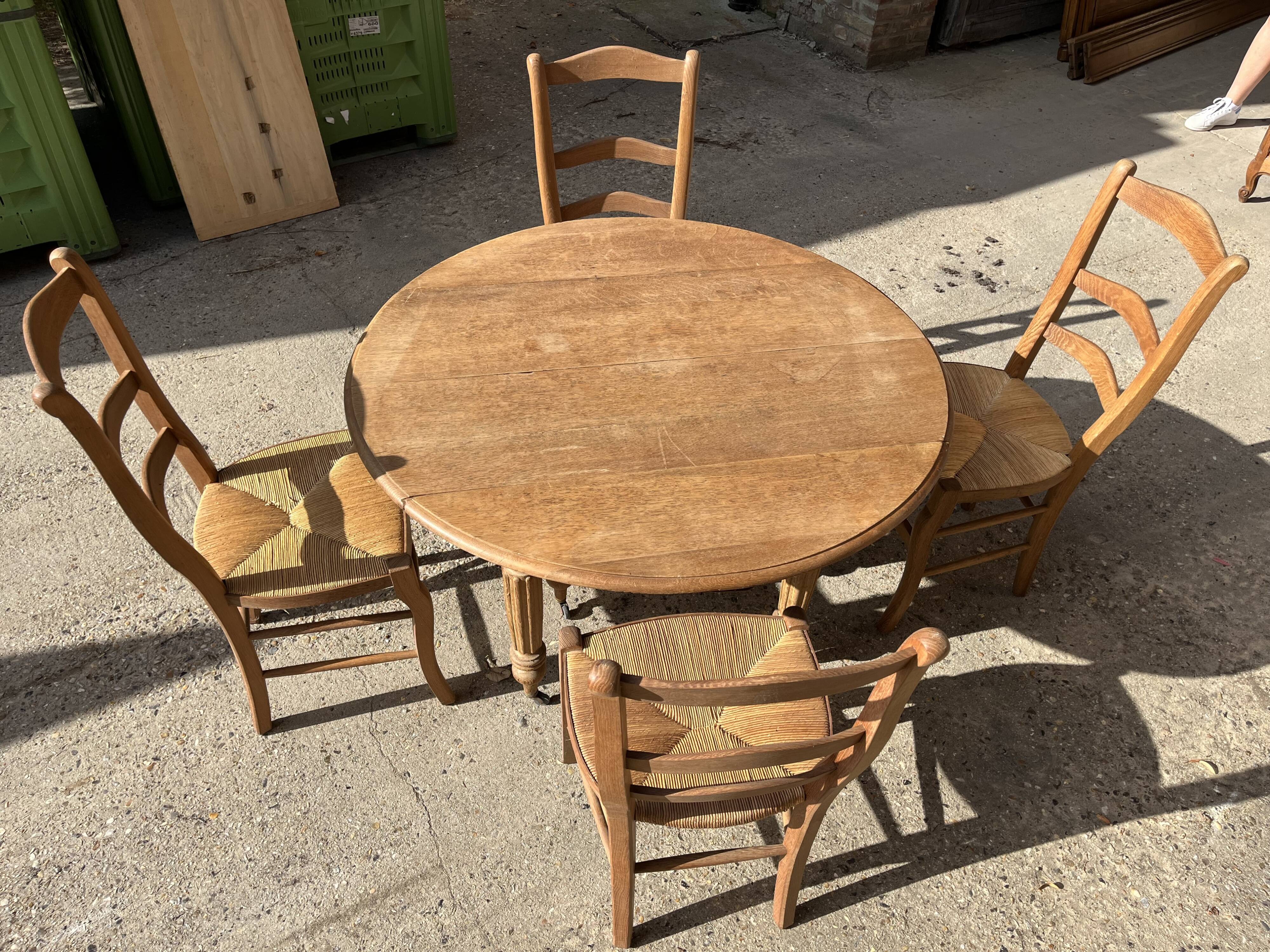 Chairs and armchairs in solid oak - seat in straw