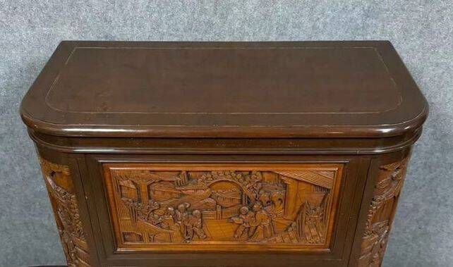 Meuble bar chinois sculpté en bois – XXe siècle