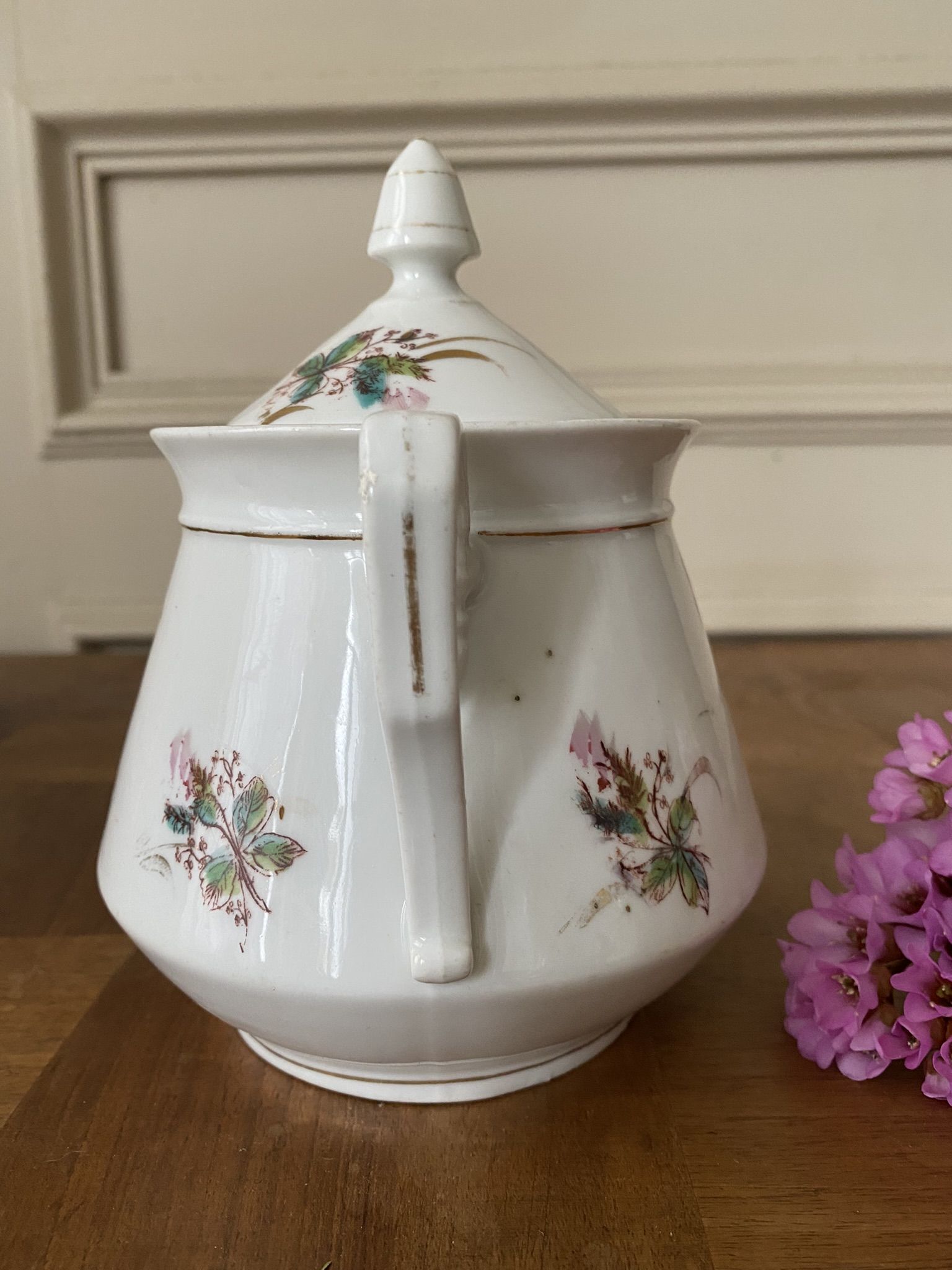 Pot et son couvercle en céramique à fleurs