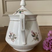 Pot et son couvercle en céramique à fleurs