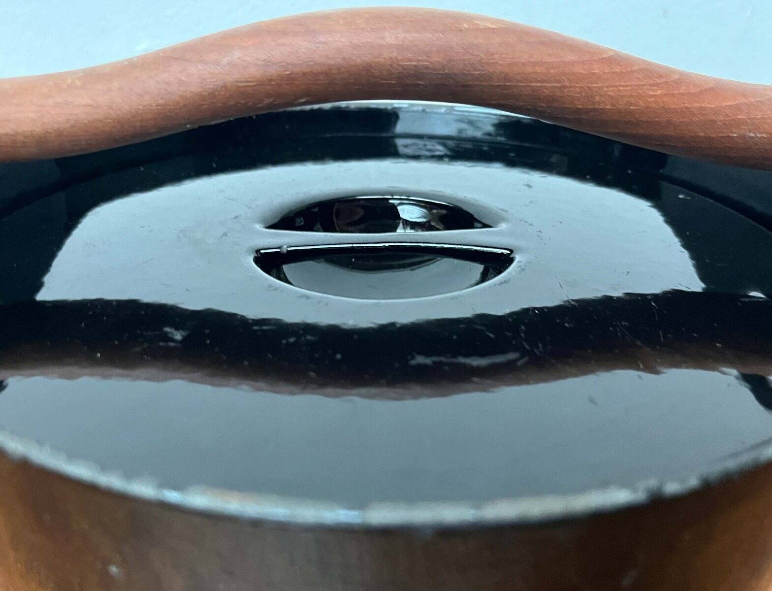Black enamelled cast iron pot with a teak handle in mid-century style by Timo Sarpaneva for Rosenlew of Finland, 1960s.