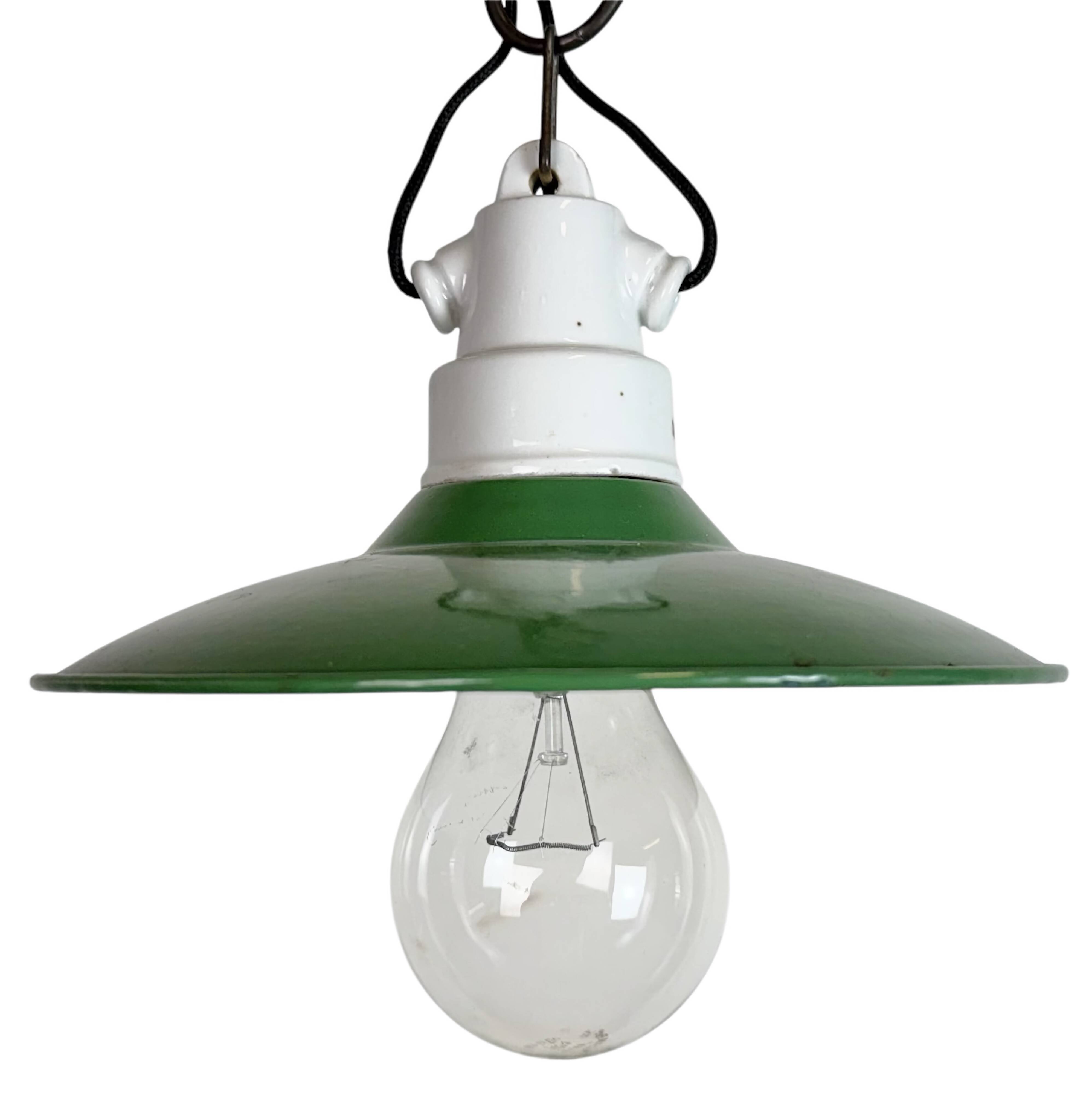Suspension industrielle en émail vert, années 1950