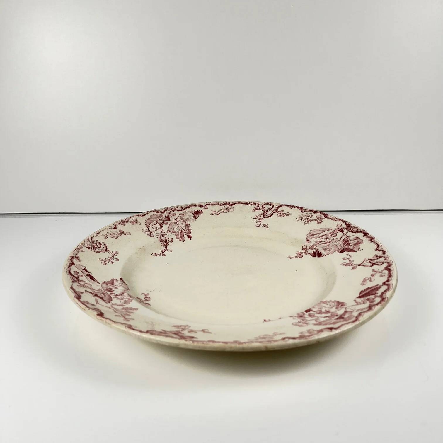 Round plate KG Lunéville "Fontainebleau", pink, late 19th century, ironstone