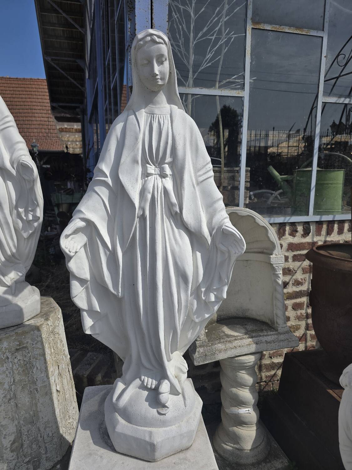 Statue de la Sainte Vierge en pierre
