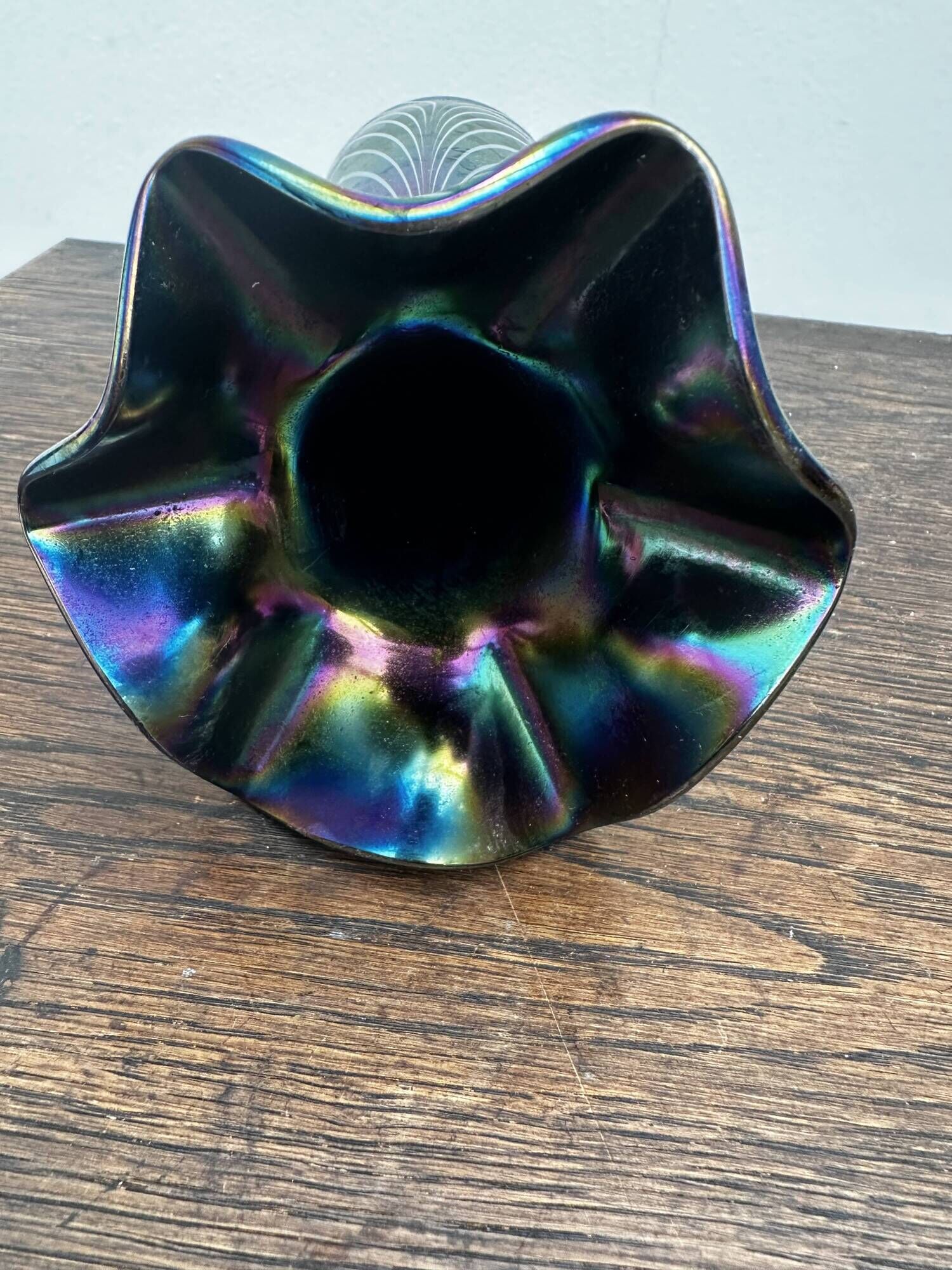 Vintage iridescent glass vase with ribbed design and ruffled neck, H 21 cm.
