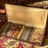 Le coffret de couverts à dessert à motifs.