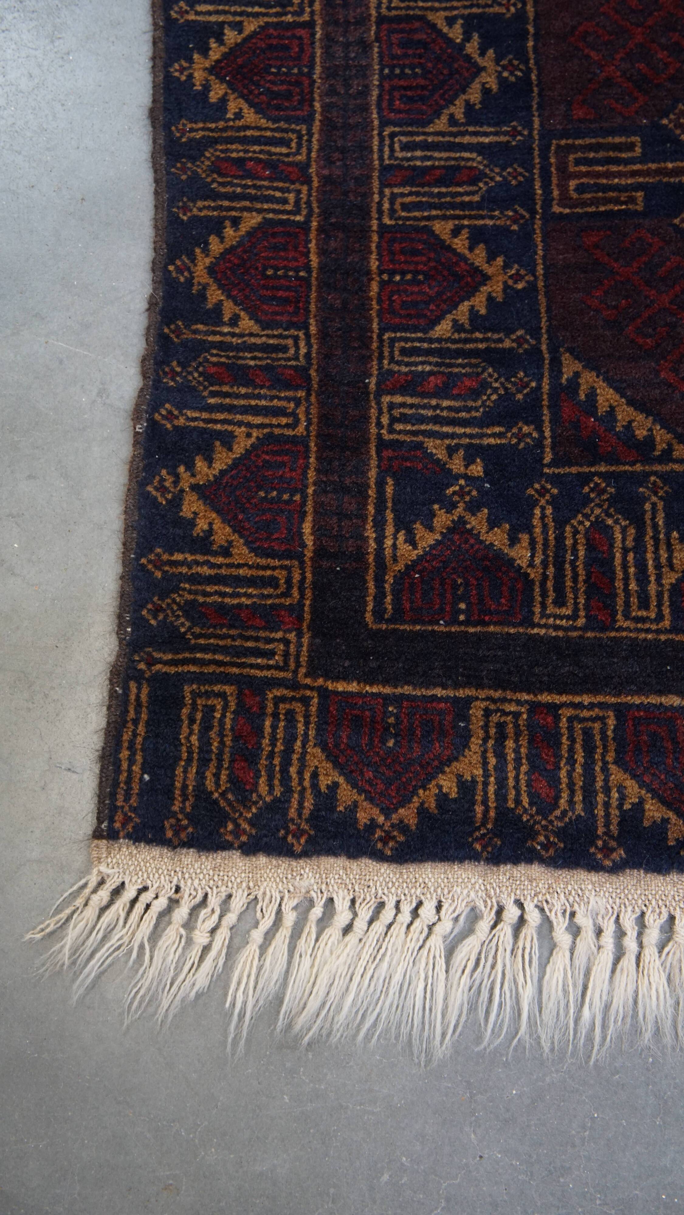 Decorative Rug with Dark Tones – 162x86 cm