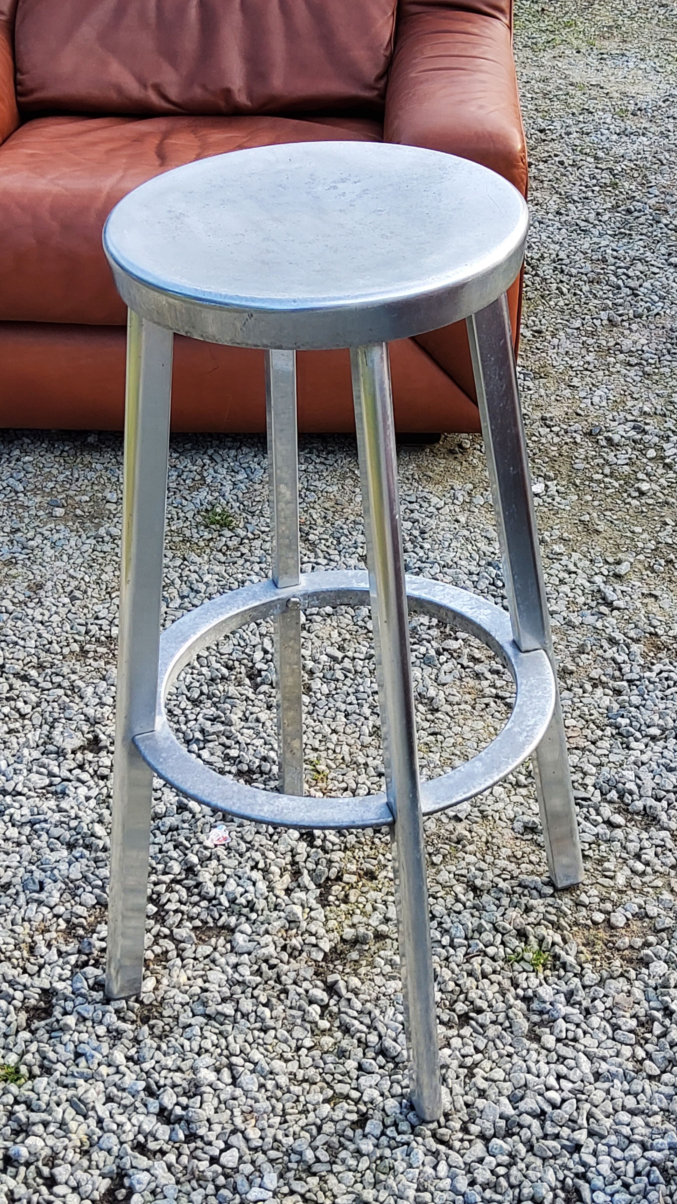 Tabouret haut de Naoto Fukasawa en fonte d’aluminium Magis éditeur Italy