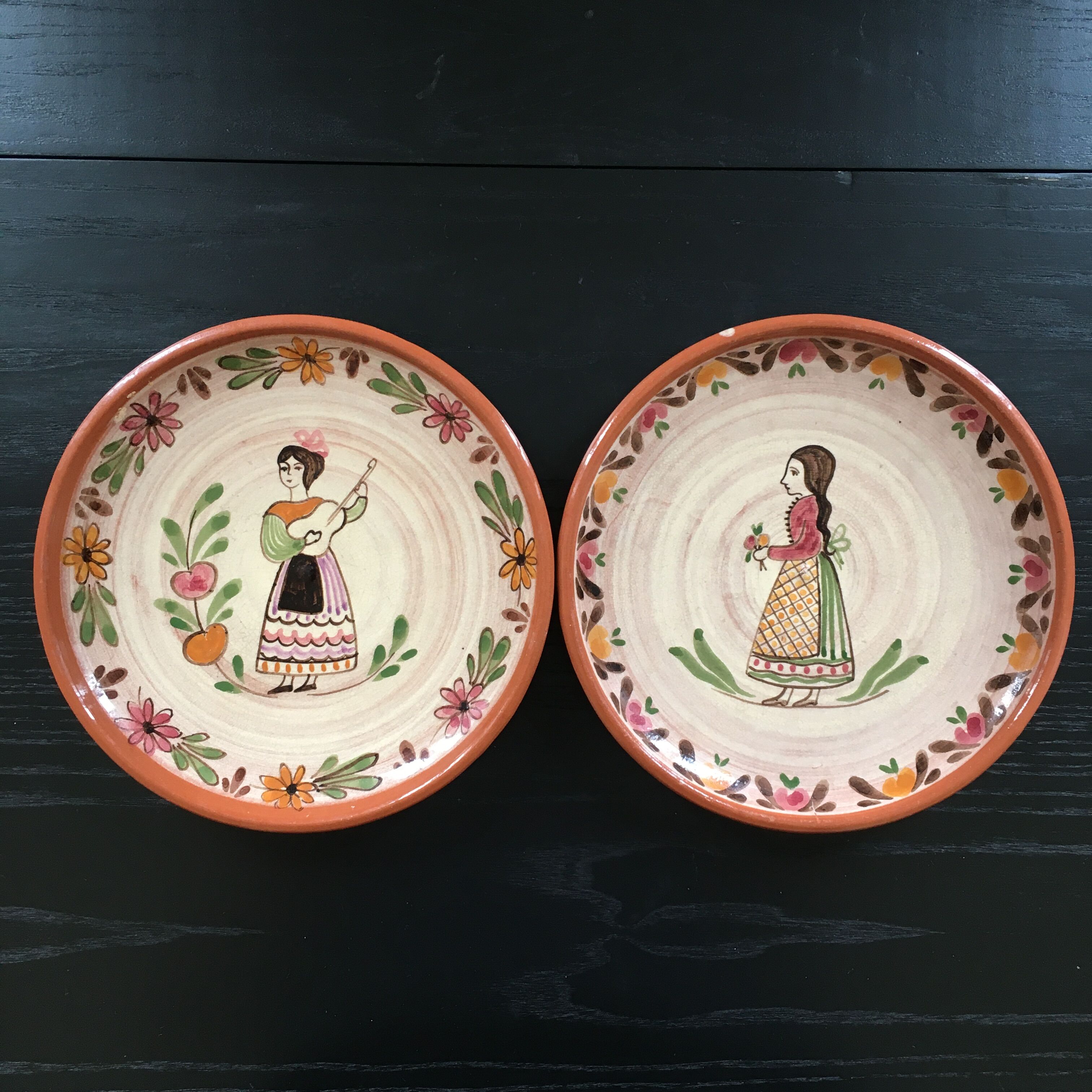 Lot 2 plates decoration characters