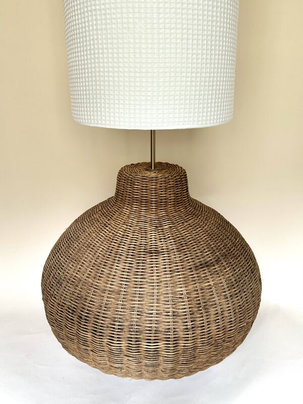 Lampe XXL en rotin tressé et abat-jour en nid d'abeille