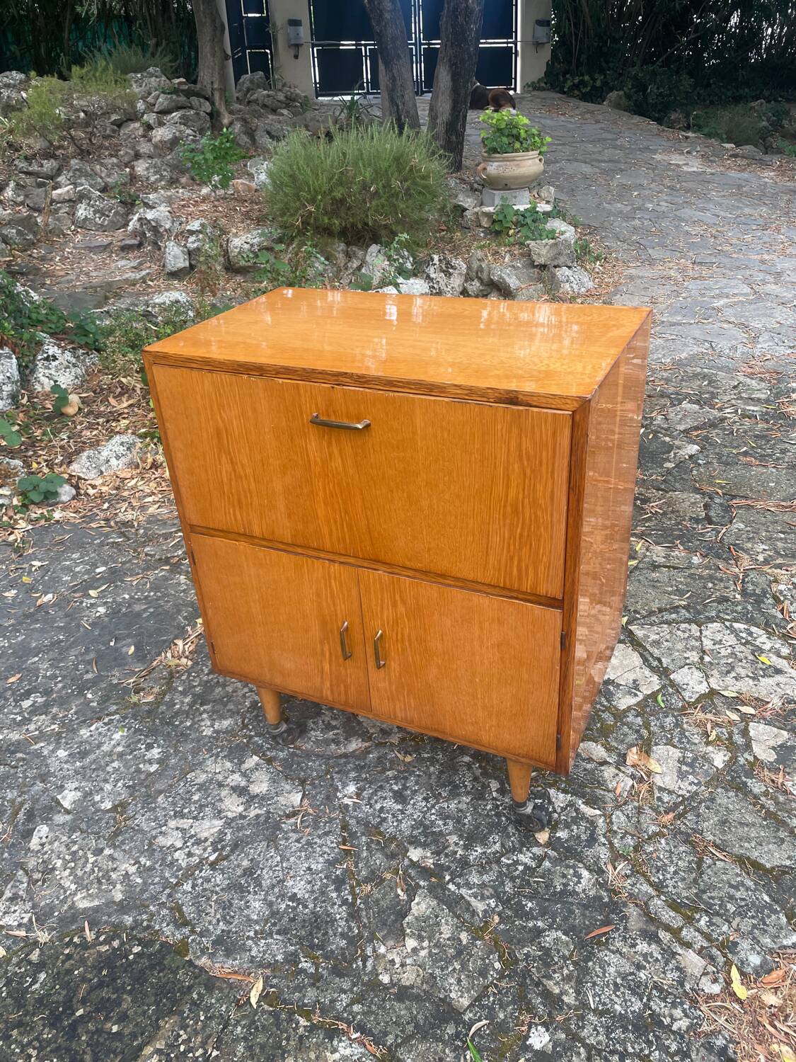 Side table on wheels