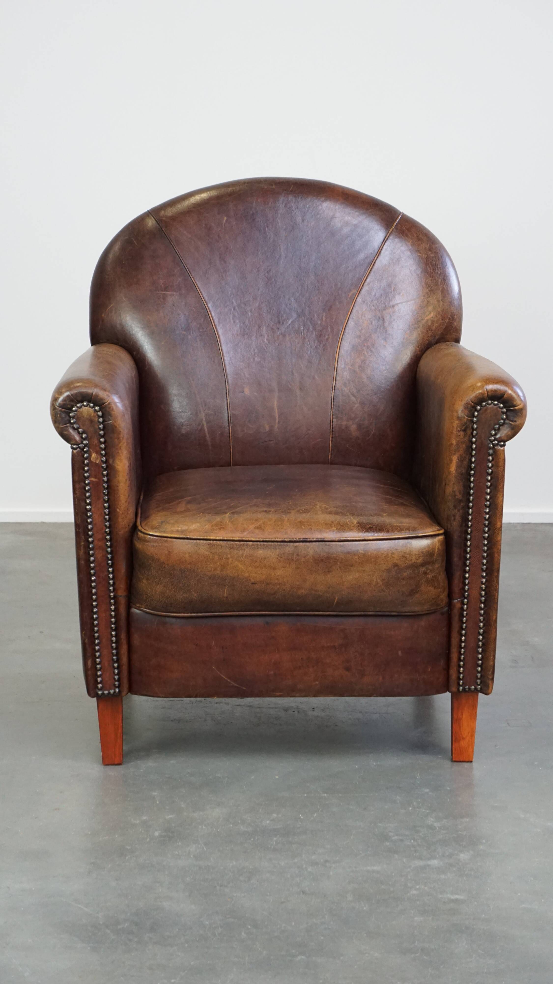 Fauteuil design en cuir de mouton aux finitions soignées et soignées